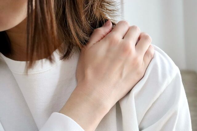 交通事故後の肩こりが治らない…原因とその背景に潜む症状とは?