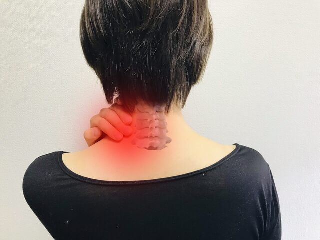 ストレートネックとは?首の痛みを引き起こす原因と特徴